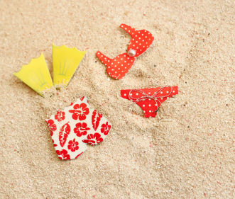 Gumilandetin rannalla gumin uima-asu