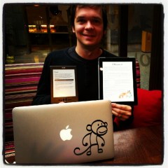 Petteri Kolehmaisen Monkey Experience Petteri tekee Senja opettaa -applikaatiota ja Kindle-kirjaa.